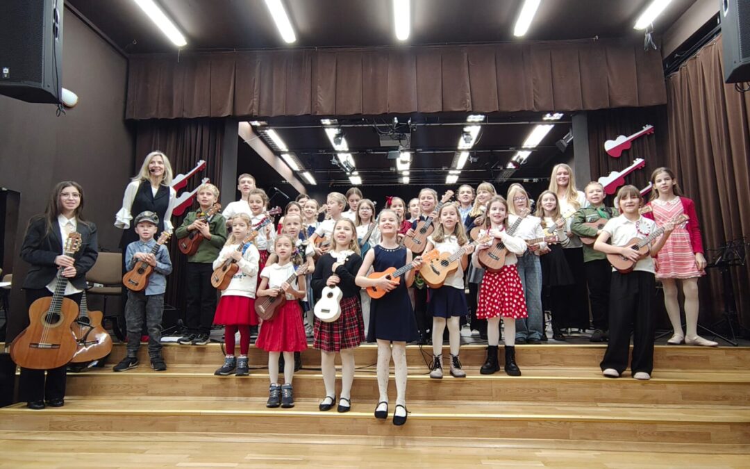 Fotorelacja z Koncertu Patriotycznego UKULELE nauczyciel Dominika Białostocka 15/11/25