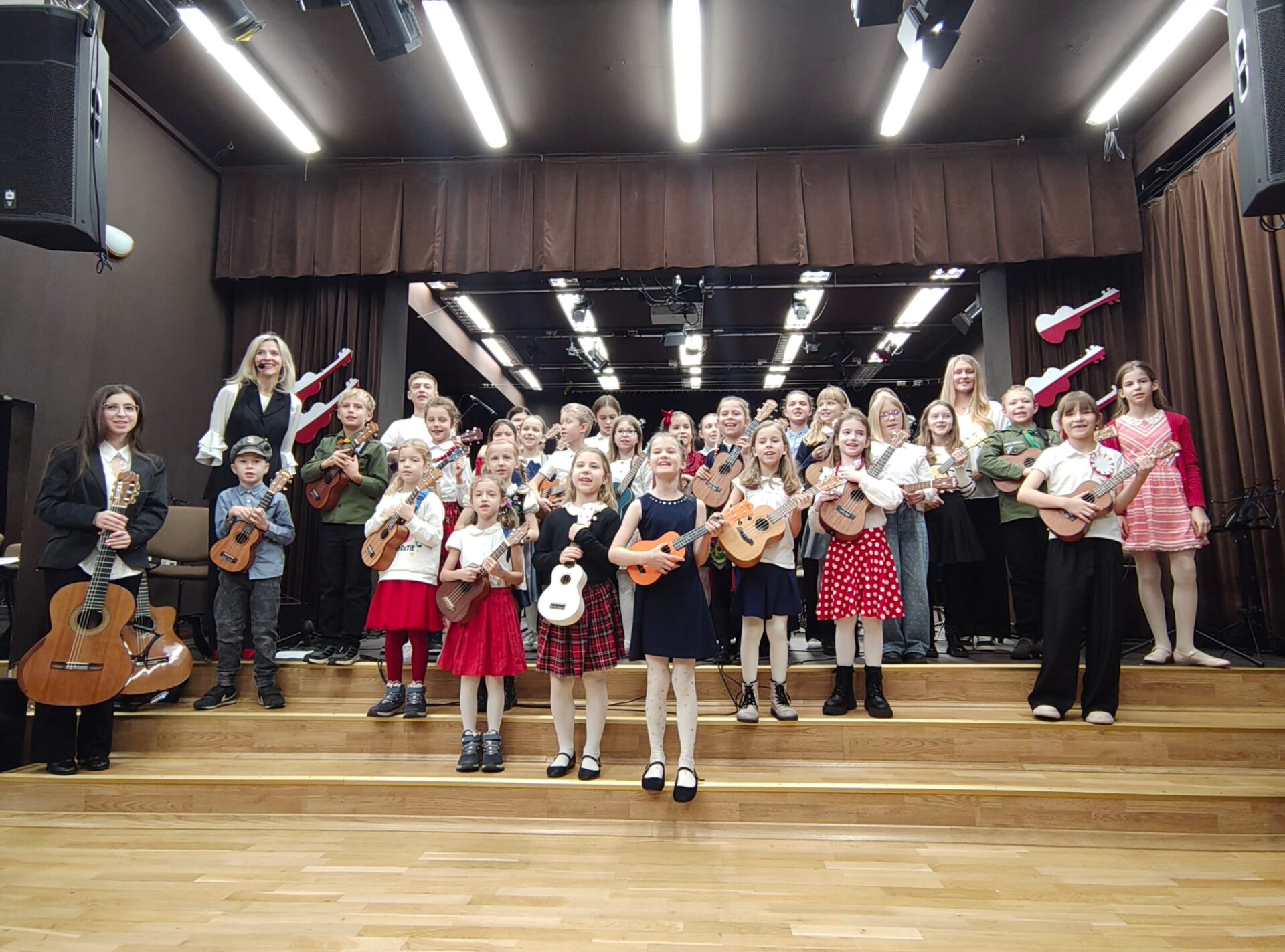 Fotorelacja z Koncertu Patriotycznego UKULELE nauczyciel Dominika Białostocka 15/11/25