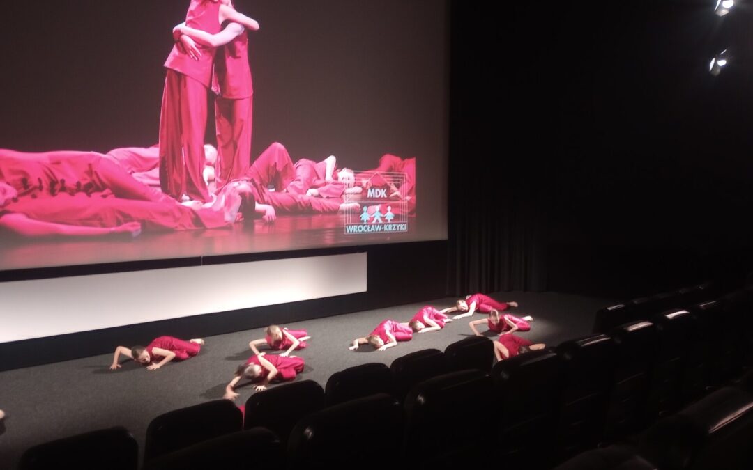 Występ grupy Kontrast oraz seans filmu “Neneh: Gwiazda baletu” – KNH /4.10.2026