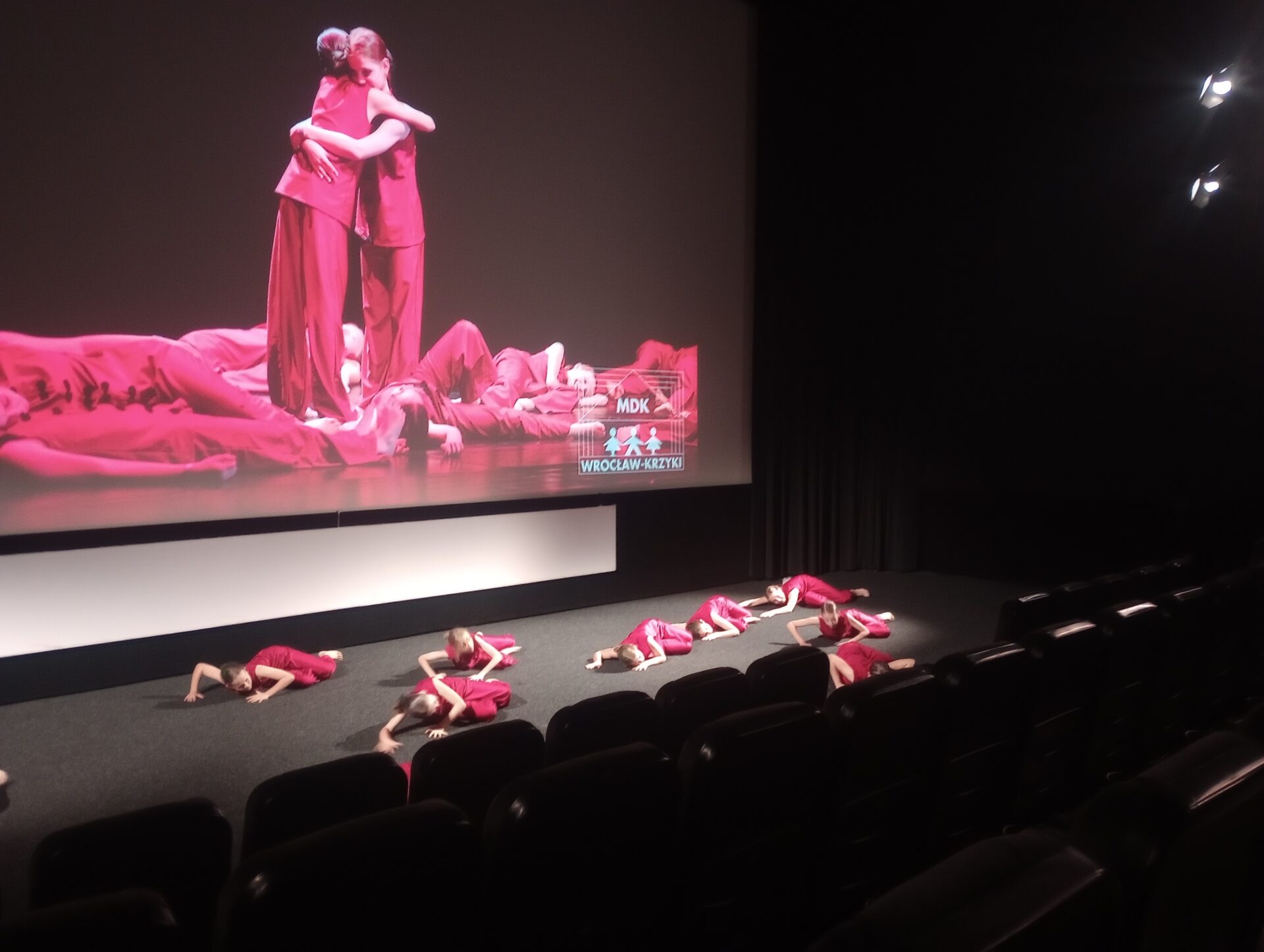 Występ grupy Kontrast oraz seans filmu “Neneh: Gwiazda baletu” – KNH /4.10.2026